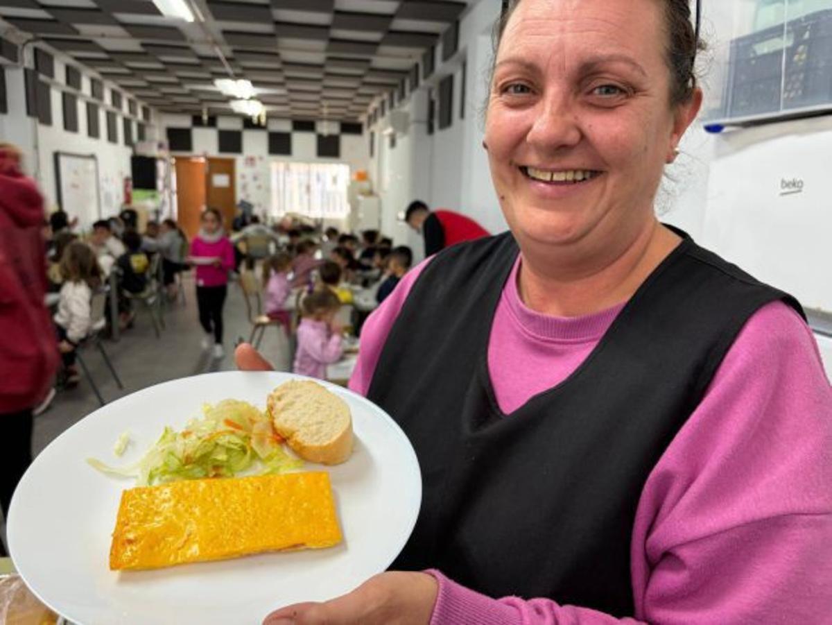 Marga Blanquer serviert Tortilla mit Salat. |
