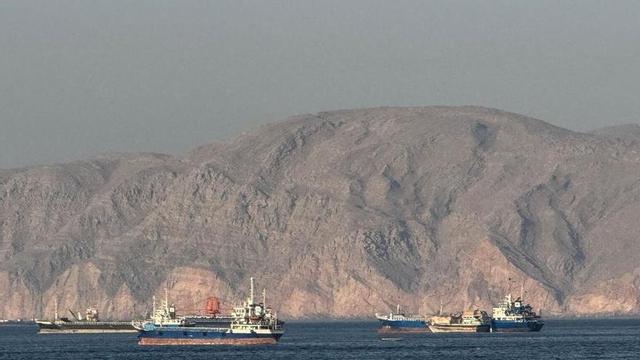 Vaixells ancorats a l’estret d’Ormuz davant la ciutat de Khasab, a Oman.