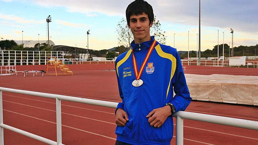  Un jovencísimo Marc Tur posa con una de sus medallas en 2011.    | JUAN A. RIERA  