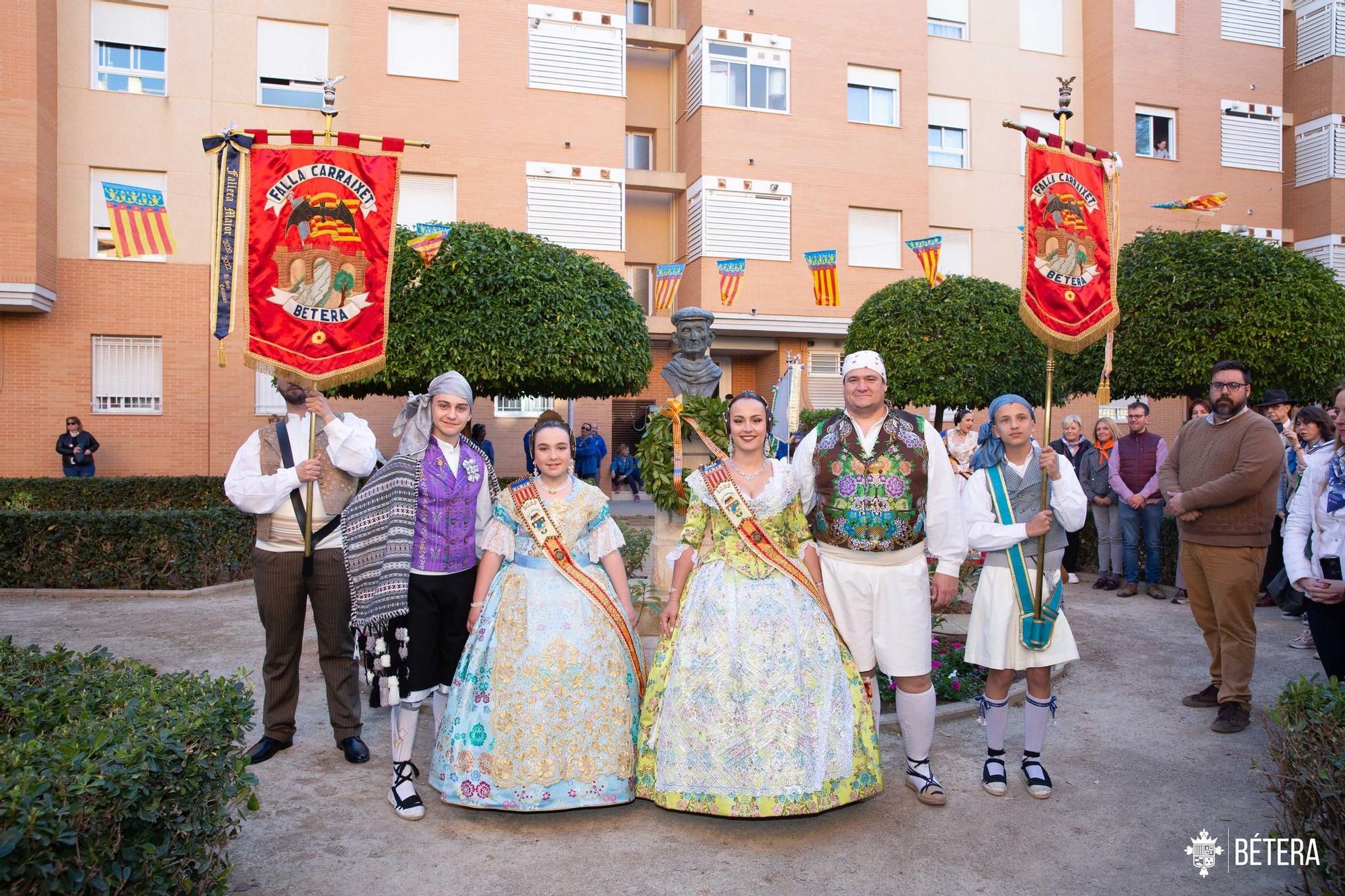 La primera ofrenda de Bétera: Las comisiones homenajean al cantaor 'Xiquet de Bétera'