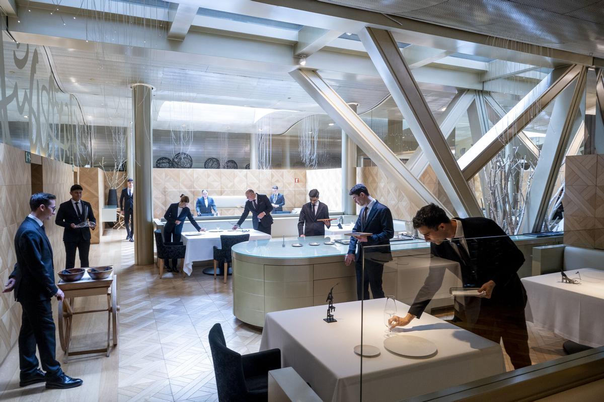 Barcelona. 27.02.2025. Barcelona.   Joan Carles Ibañez, director de sala del restaurante Lasarte, tres estrellas Michelin, junto su equipo revisando   los detalles del servicio de mediodía en el hotel Monument, cinco estrellas gran lujo, en el Paseo de Gràcia. Fotografía de Jordi Cotrina