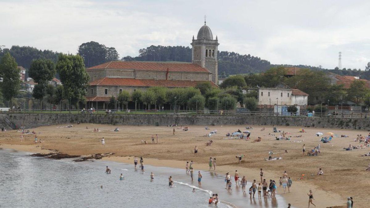 Bañistas, ayer, en la playa de Luanco.