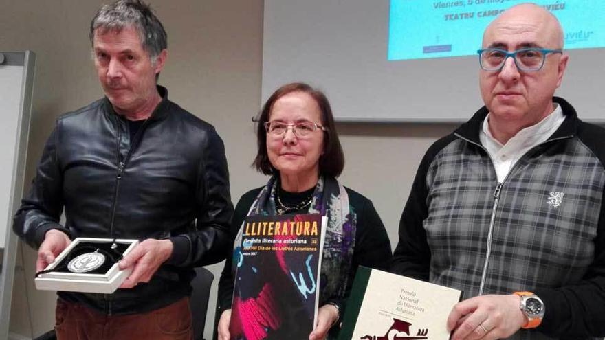 Adolfo Manzano, con la medalla del Premio Nacional de Literatura Asturiana; Ana Cano, con el número de la revista &quot;Lliteratura&quot; dedicado a las escritoras en llingua, y Monchi Pedreira, con el libro conmemorativo que recoge los poemas de Xuan Bello.