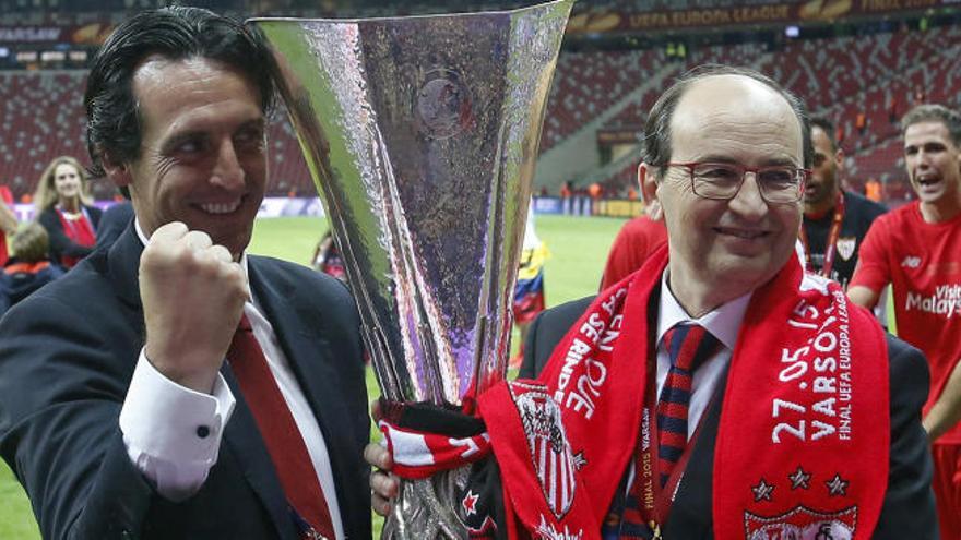 Emery y el presidente del Sevilla posan con el trofeo de la Europa League.