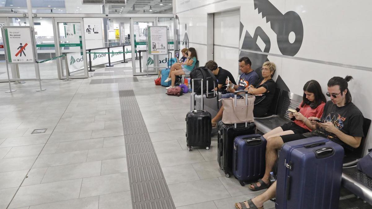 Passatgers esperant per agafar un AVE a l’estació de Girona, en una foto d’arxiu.  | ANIOL RESCLOSA