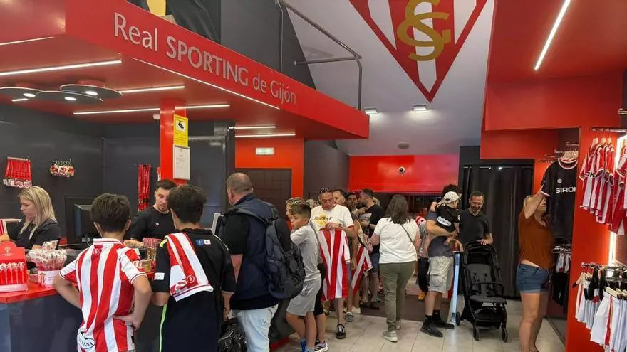 La nueva camiseta del Sporting desata la ilusión con colas desde su primer día a la venta: “Tiene que ser la del ascenso”