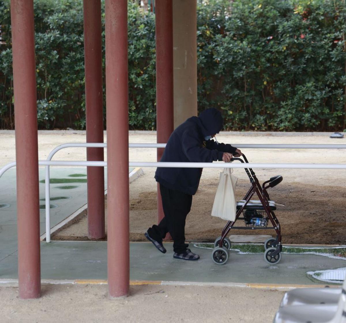 Un anciano pasea por el jardín de una residencia. germán cababllero