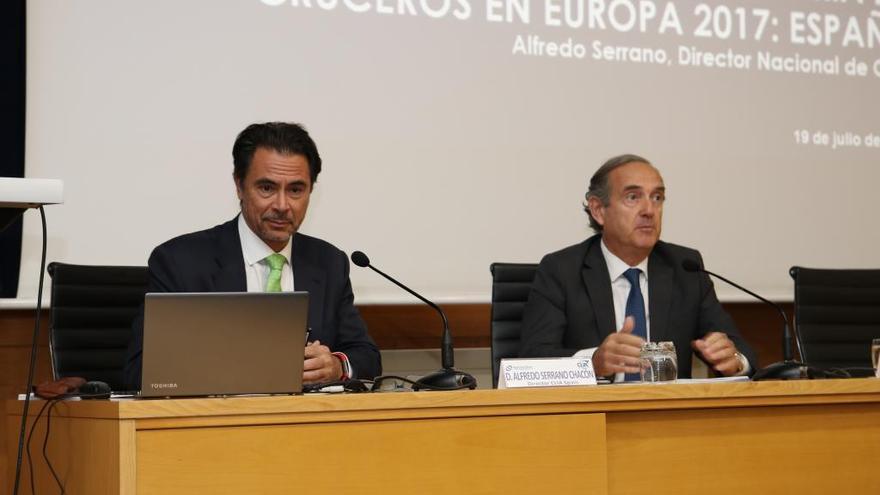 El director nacional de CLIA España, Alfredo Serrano, y el presidente de la Autoridad Portuaria, Enrique Losada.
