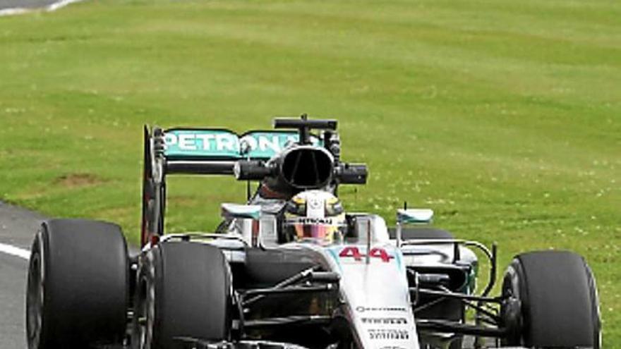 Hamilton lidera a casa i Rosberg troba dificultats