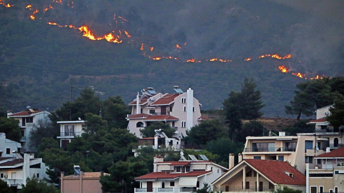 Decenas de miles de evacuados por un gran incendio que llega a las puertas de Atenas