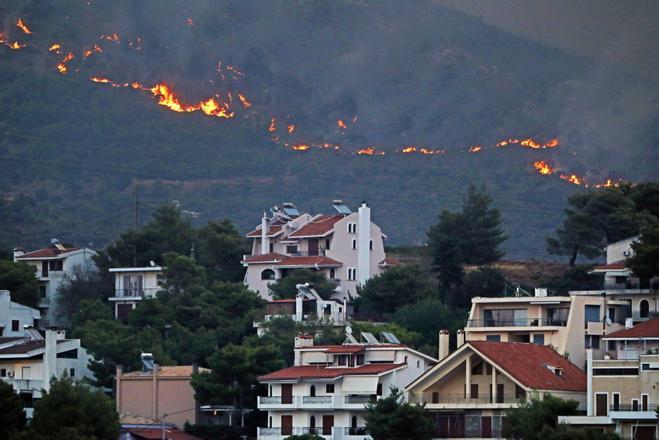 Decenas de miles de evacuados por un gran incendio que llega a las puertas de Atenas