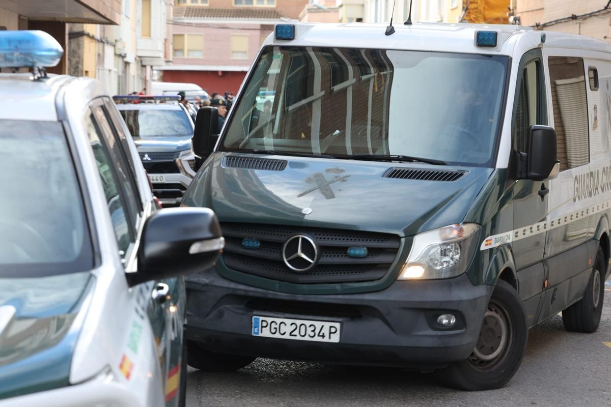 Gritos y mucha tensión al pasar el vehículo con el detenido por delante de la casa del niño asesinado en Sueca
