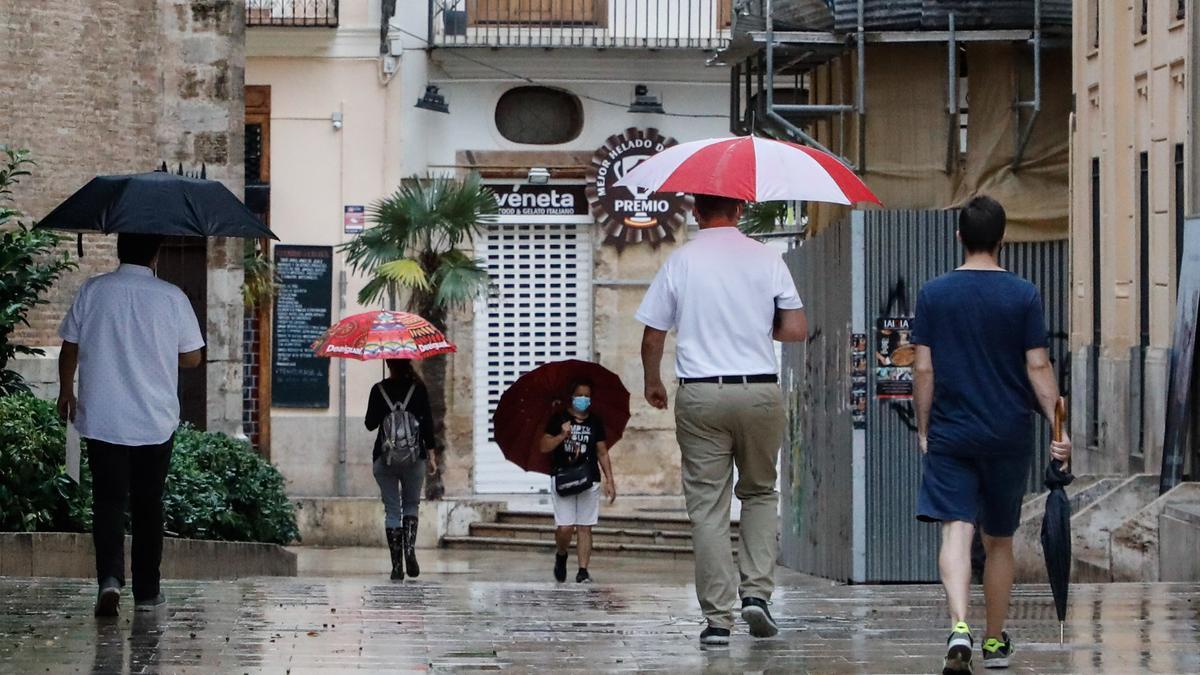 El tiempo en Valencia hoy está marcado por la amenaza de tormentas con granizo, la lluvia y rachas fuertes de viento, según la Aemet.