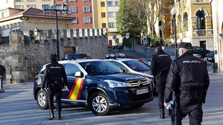 Agentes del Cuerpo Nacional de Policía, en Cimadevilla.