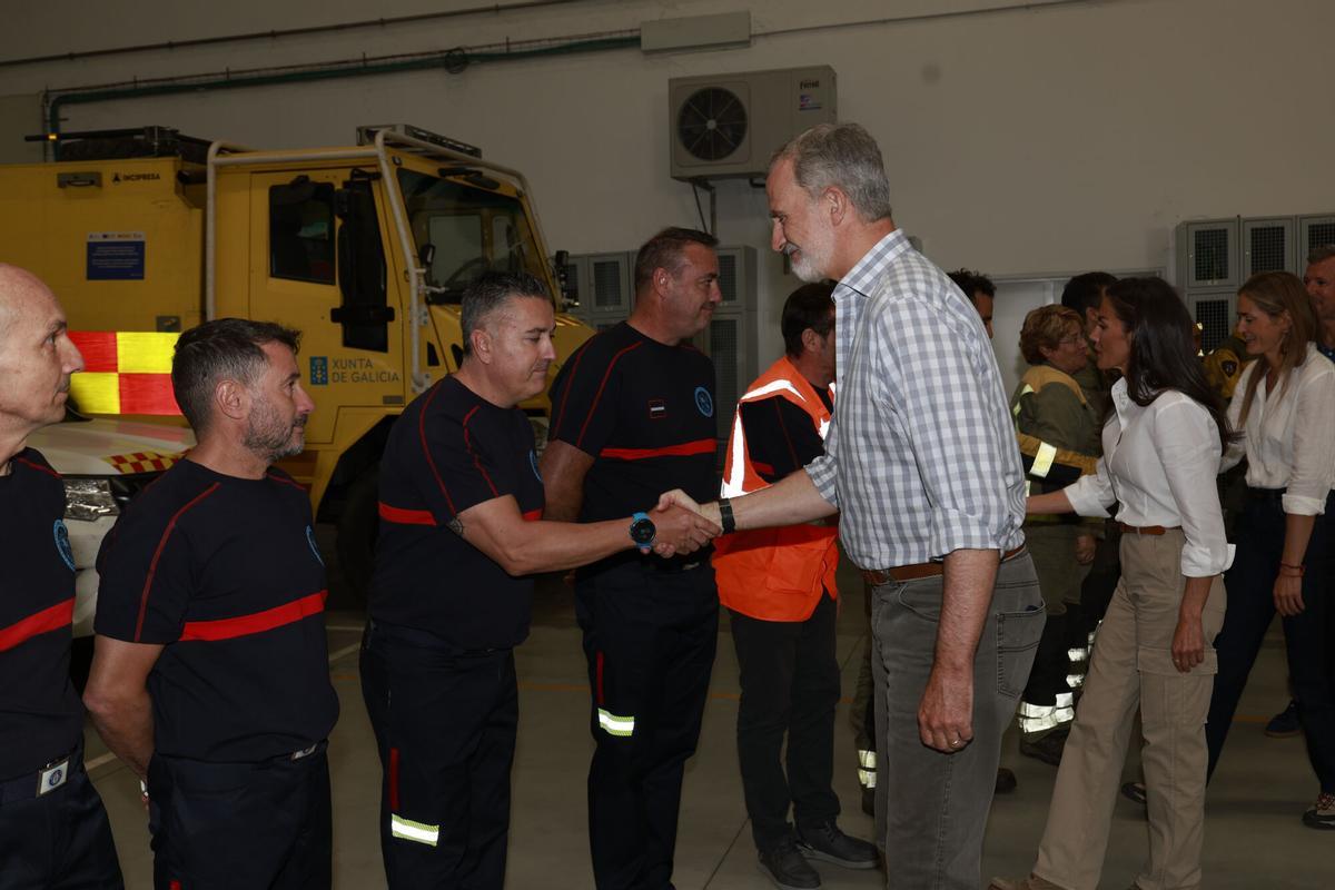 Felipe VI y Letizia saludan a varios miembros de los servicios de extinción mientras visitan este jueves el Centro de Coordinación del Distrito Forestal XIV de Verín