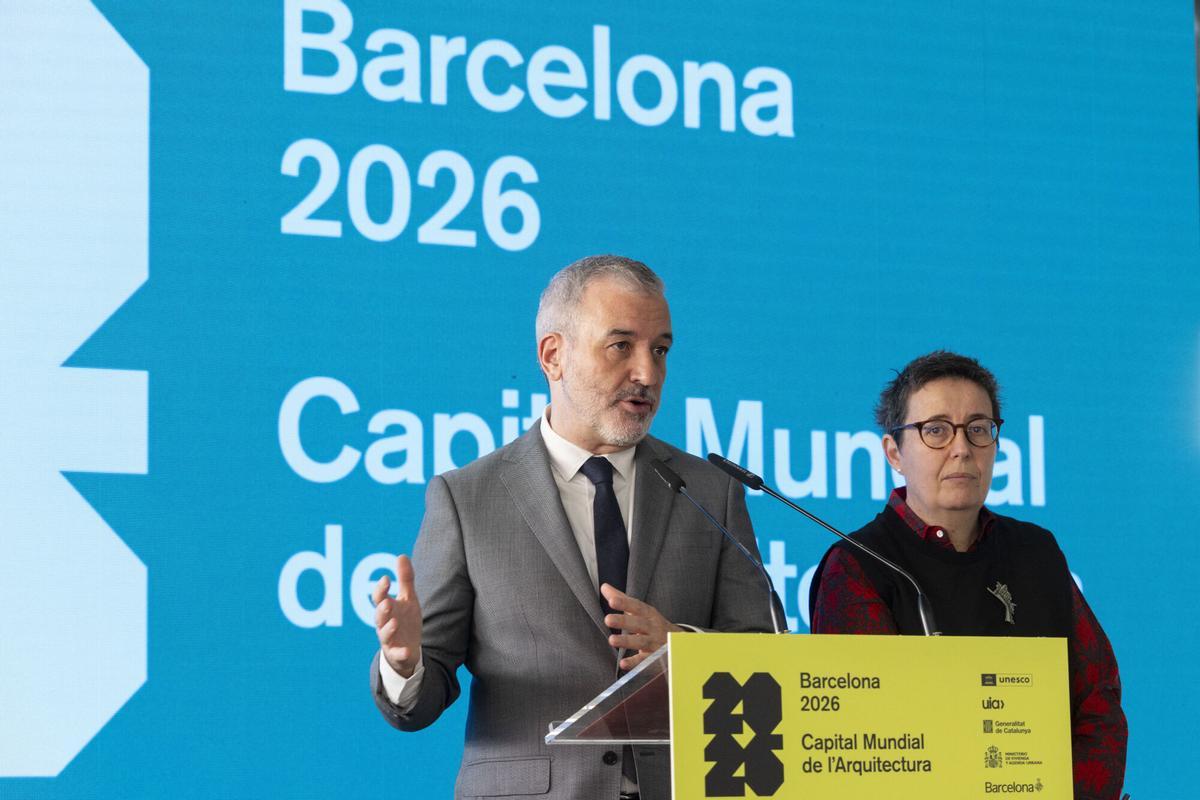El alcalde de Barcelona, Jaume Collboni (i) y la arquitecta jefe del ayuntamiento, Maria Bohigas (d) participan en el acto donde los organizadores del gran evento internacional de 'Barcelona 2026 - Capital Mundial de la Arquitectura'.