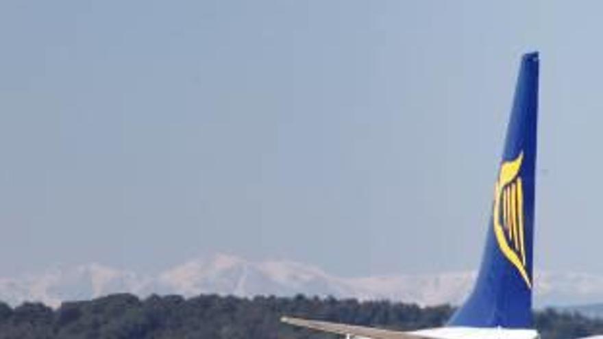 Un avió a la plataforma de Vilobí d&#039;Onyar.