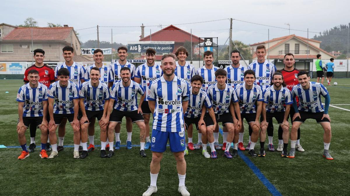 Tomás Vila posa delante de todos sus compañeros del Valladares.