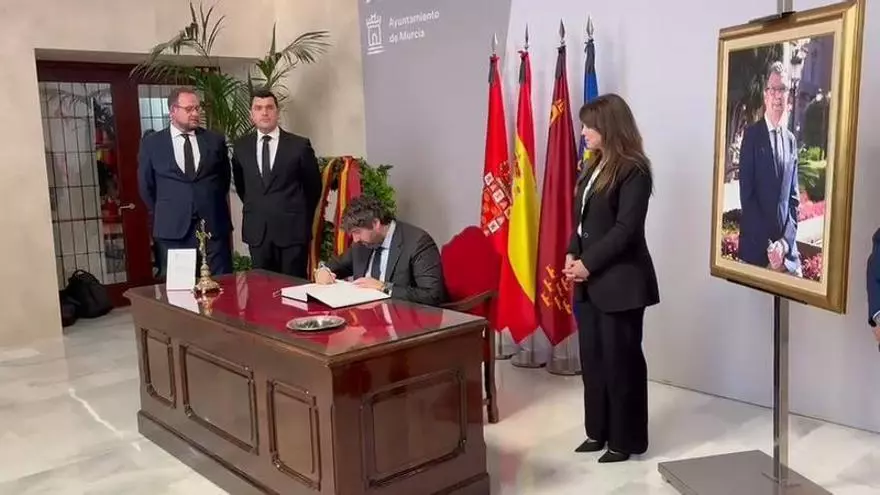 López Miras firma en el libro de condolencias para despedir a José Ballesta