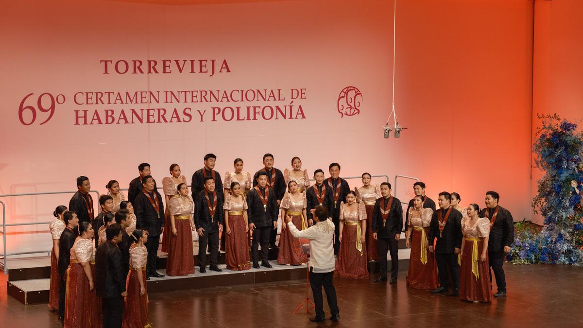 El KAMMERCHOR MANILA, triunfador de la fase de competeción del Certemen de Habaneras, sobre el escenario del Teatro de Torrevieja