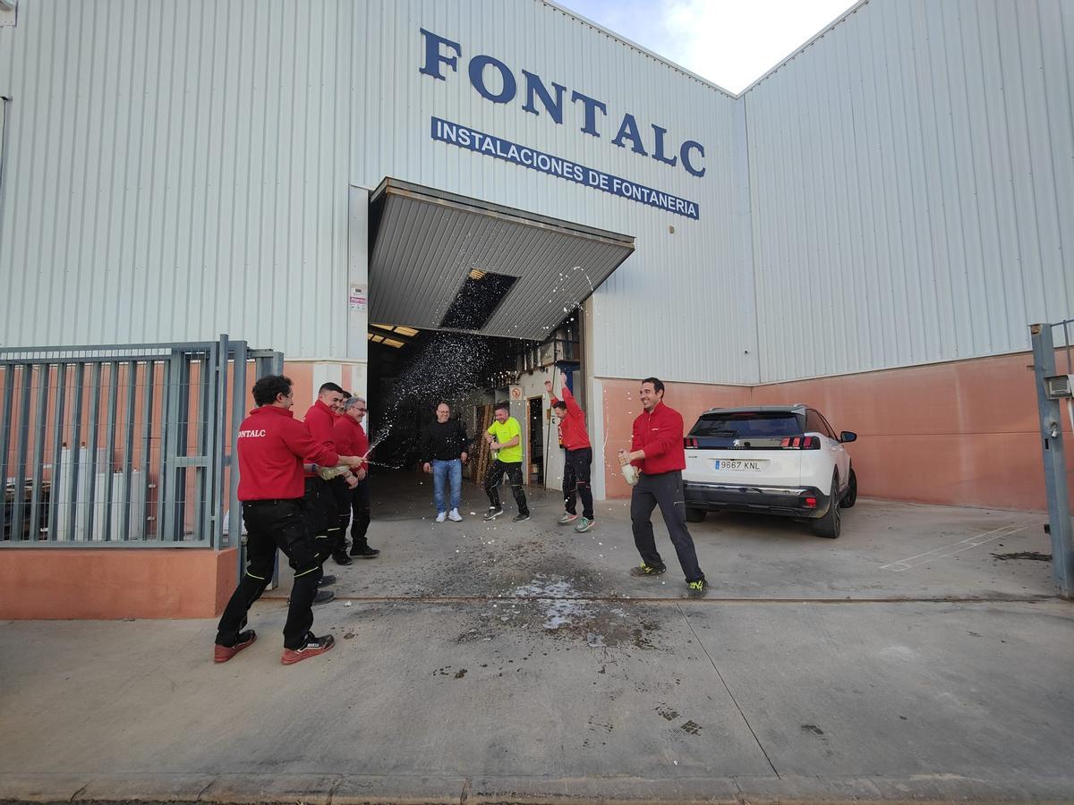 Alegría entre los trabajadores de Fontalc pese a quedarse a un número del Gordo.