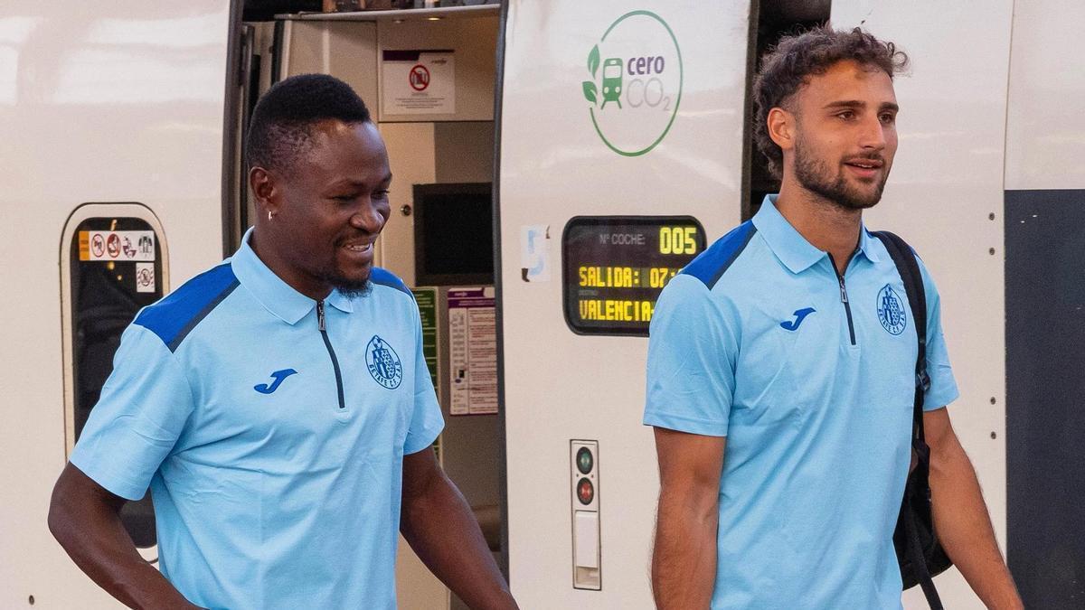 La llegada del equipo a la estación de València antes de dirigirse a Oliva.