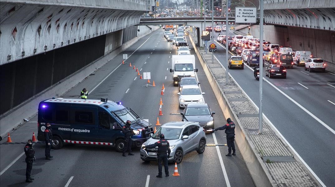 Barcelona 07 01 2021  Control de movilidad de los Mossos d Esquadra en la Gran Via a la altura del Carrer Bilbao para hacer cumplir el confinamiento municipal para intentar frenar los contagios de coronavirus covid-19  Foto de Ferran Nadeu