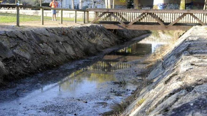 El vertido descubierto ayer en la desembocadura del río Mero. / juan varela