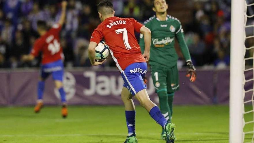 Santos recoge el balón de la portería tras el gol de Jony, que lo celebra al fondo.