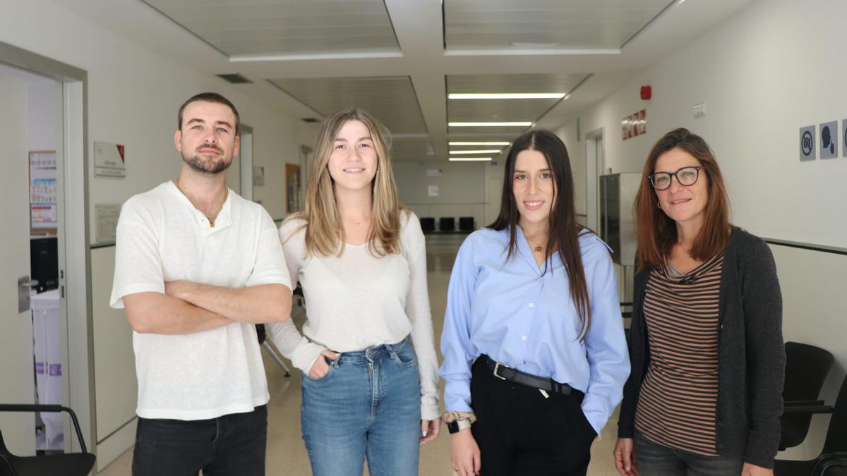La psicóloga Guadalupe Coll Bellido, segunda por la izquierda, junto a Jesús Moya, Mar Lucena y Lucía Sánchez .