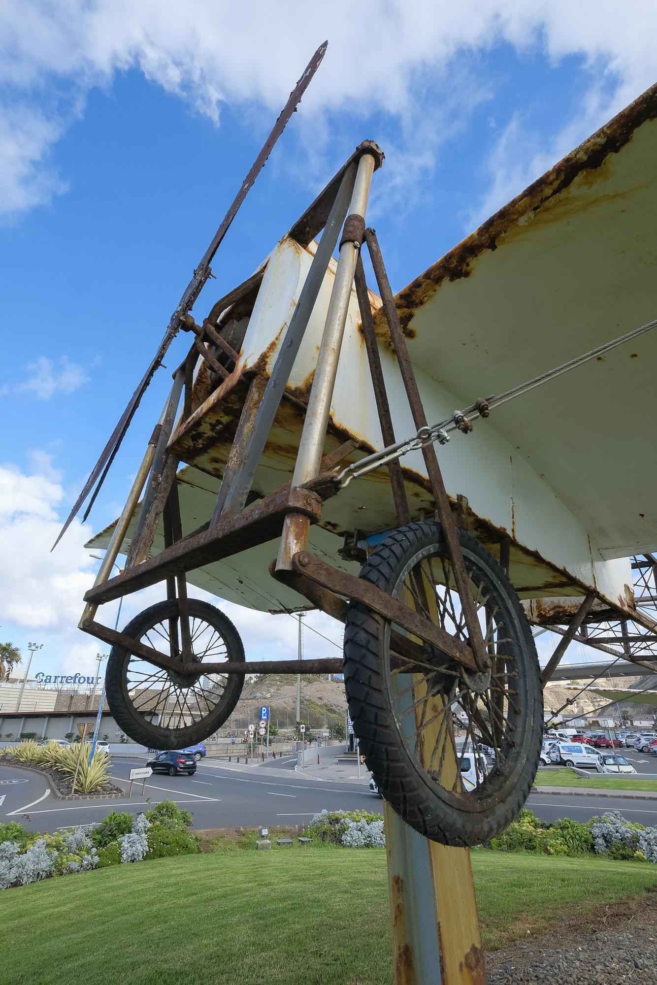 Monumento al aeroplano Blériot XI, el primer en cruzar el Canal de La Mancha