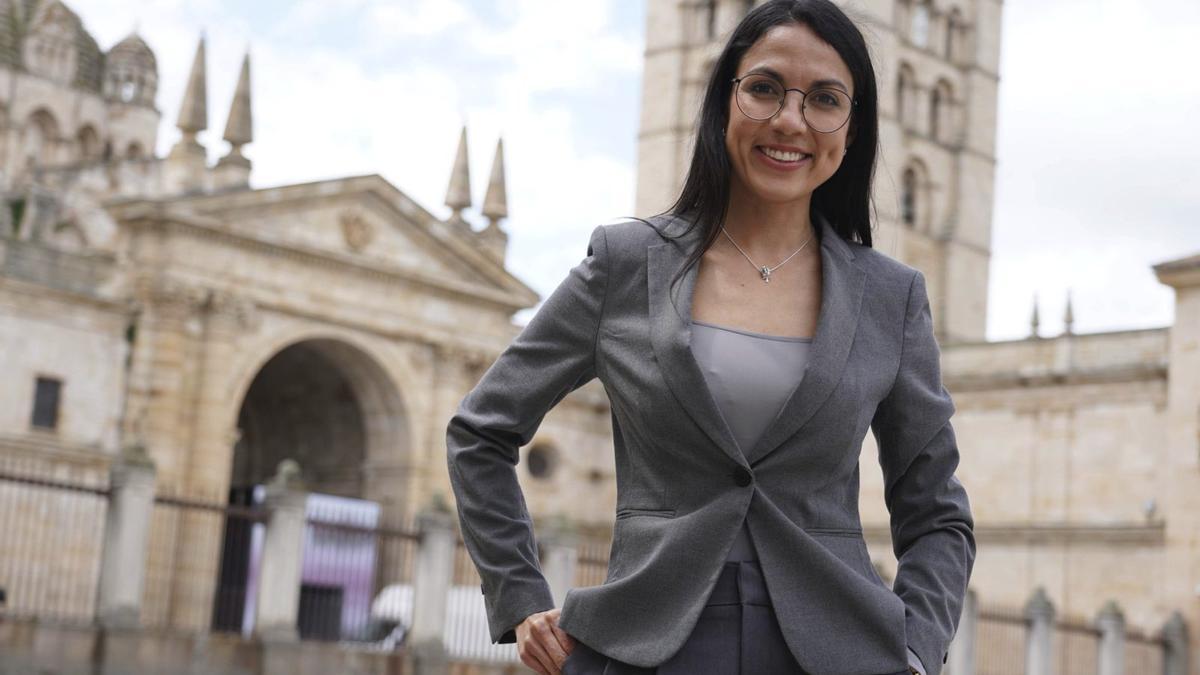 Yarivith Carolina González, en la Plaza de la Catedral de Zamora. | JOSE LUIS FERNÁNDEZ