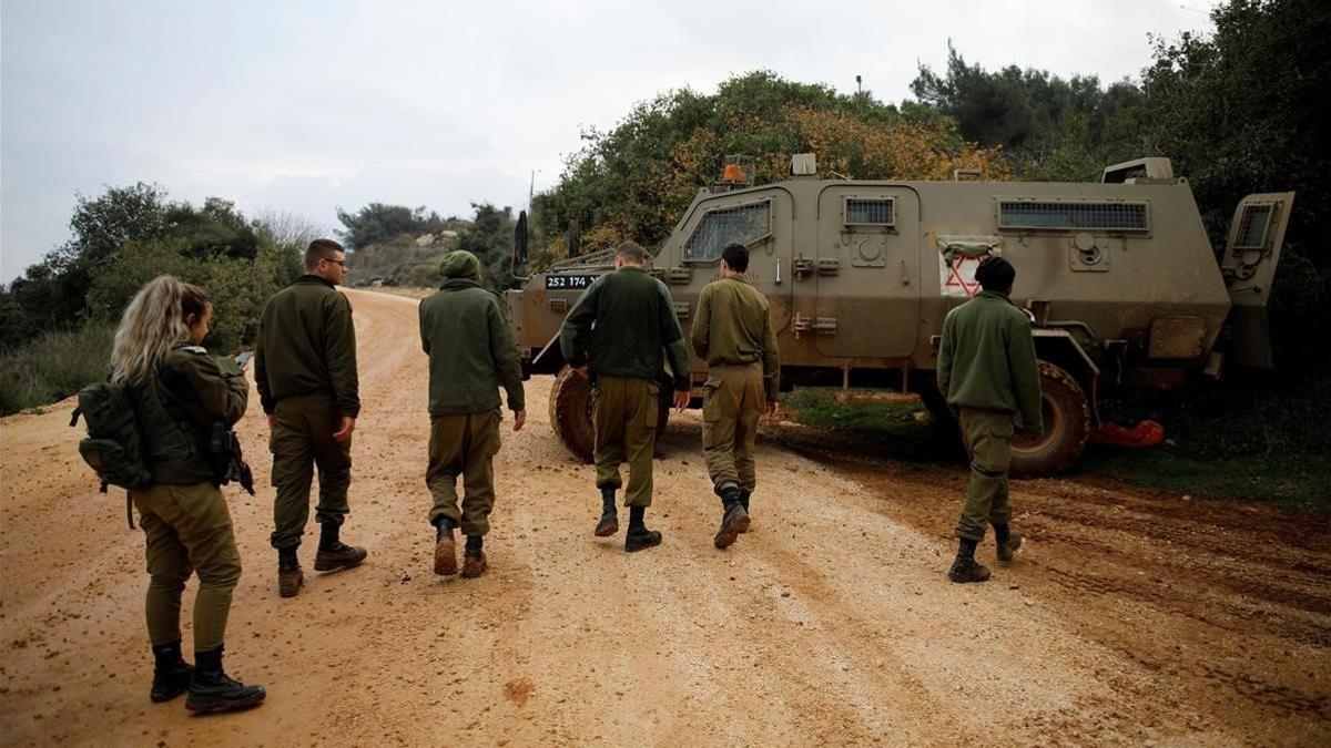 Un grupo de soldados patrulla cerca de la frontera entre Israel y el Líbano