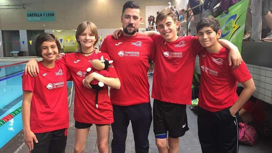 Los jóvenes del CN Benavente posan junto a su entrenador en Valladolid.