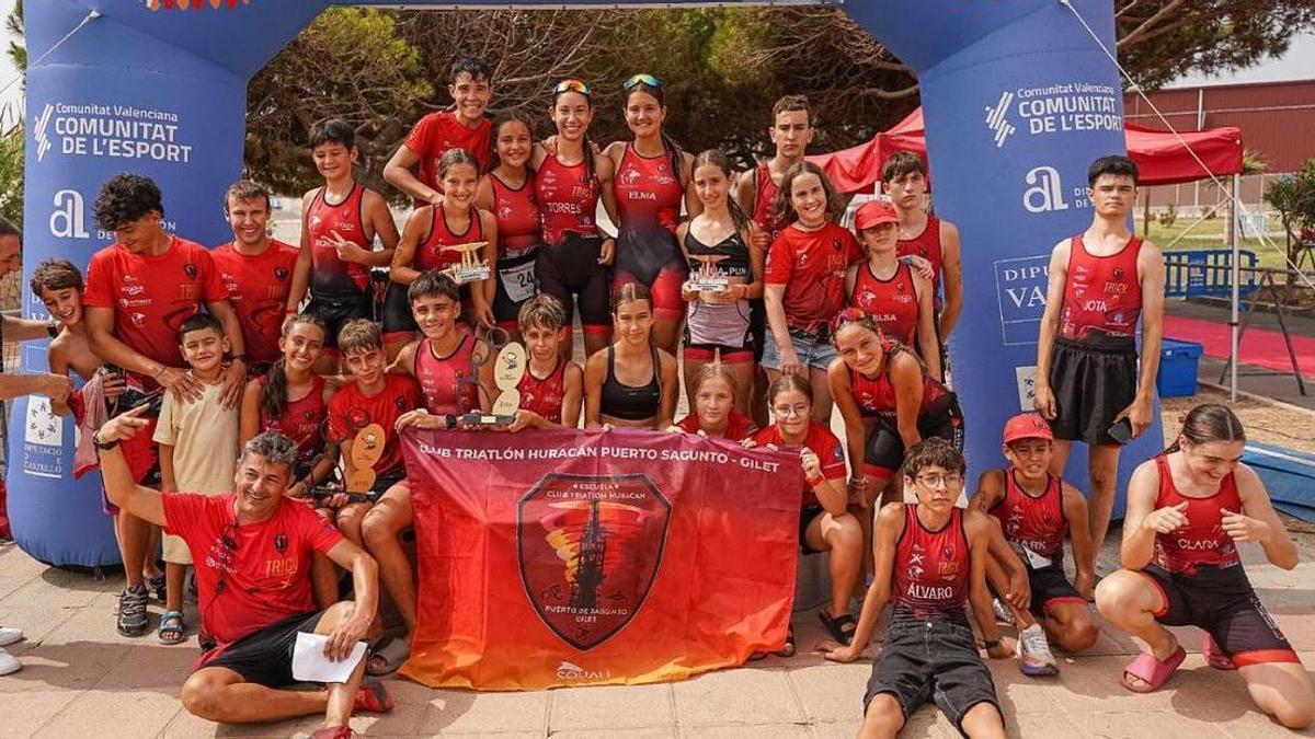El club Triatlón Huracán Puerto Sagunto posando con los premios conseguidos en el campeonato.