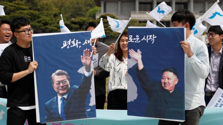 Marcha estudiantil a favor de la paz en Corea.
