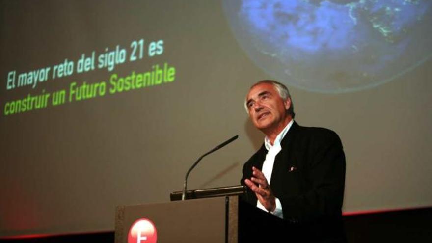 El urbanista Alfonso Vegara, durante su exposición del estudio sobre Elche.