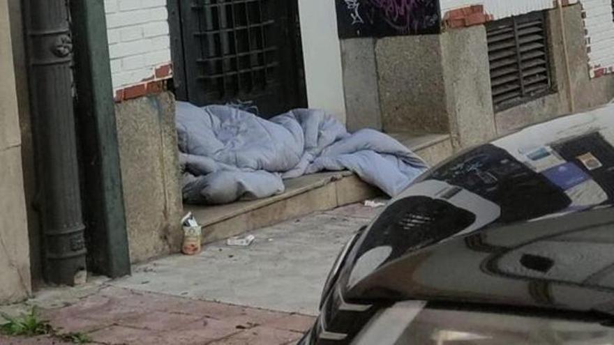 Una persona sin hogar, durmiendo en el centro.