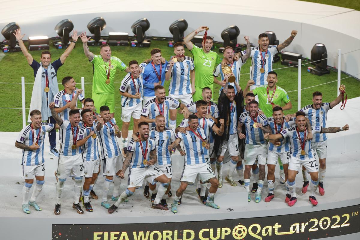 GR7123. LUSAIL (CATAR), 18/12/2022.- Lionel Messi y Jugadores de Argentina celebran con trofeo de la Copa Mundial de Fútbol Qatar 2022 hoy, tras la final ante Francia en el estadio de Lusail (Catar). EFE/ Alberto Estevez