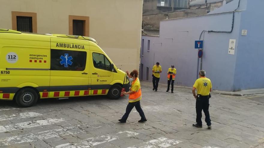 El Servei d&#039;Emergències Mèdiques (SEM) al carrer de la Sabateria on s&#039;han trobat un home mig inconscient a causa d&#039;un segon incident amb una olla de foc