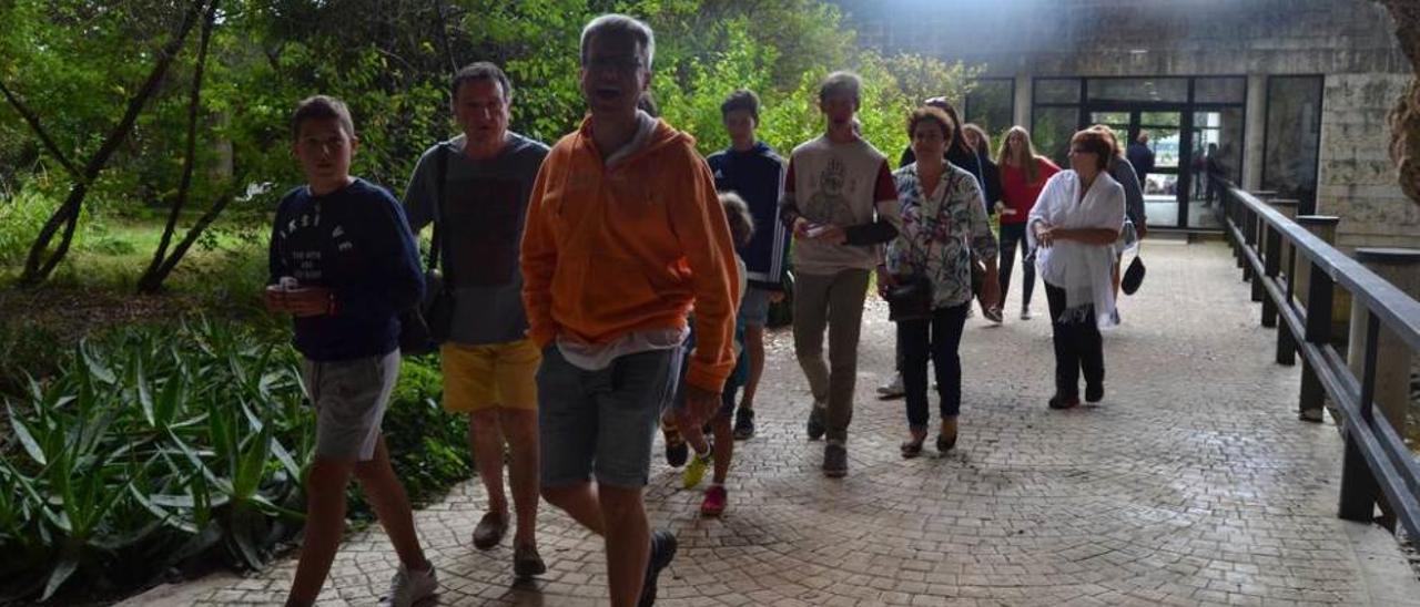 Un grupo de turistas entrando en la cueva de Tito Bustillo, en Ribadesella.