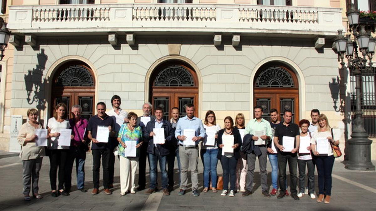 Miembros de la candidatura del PSC de Sabadell mostrando sus datos fiscales delante del Ayuntamiento de la ciudad.