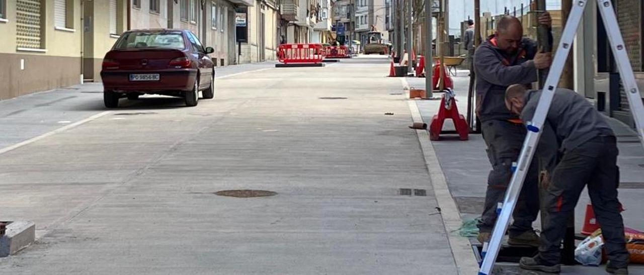 Dos de los operarios encargados de plantar los árboles ornamentales, ayer. |   //  FDV