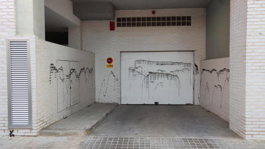 La casa del segundo teniente de alcalde de Vilamarxant, rociada con aceite de motor de coche.