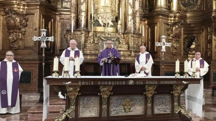 La Cofradía de Jesús Nazareno, de Oviedo, otorga once nuevas medallas el día grande de la hermandad