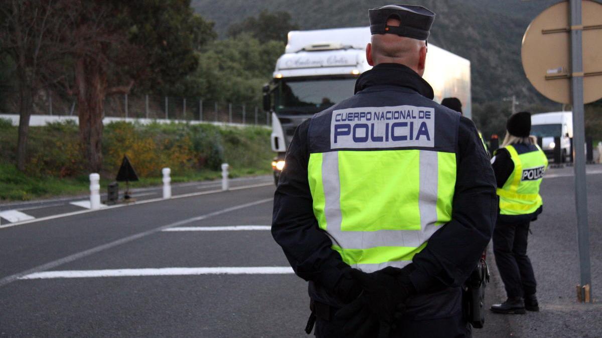 Agents controlant els vehicles que passen per la frontera cap a França.