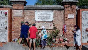 Varias personas durante el homenaje dedicado a las 13 Rosas y los 43 Claveles.