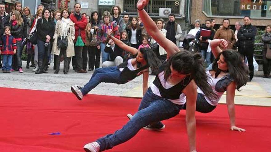 Una de las actuaciones de “Espazos que danzan”, ayer en la calle.