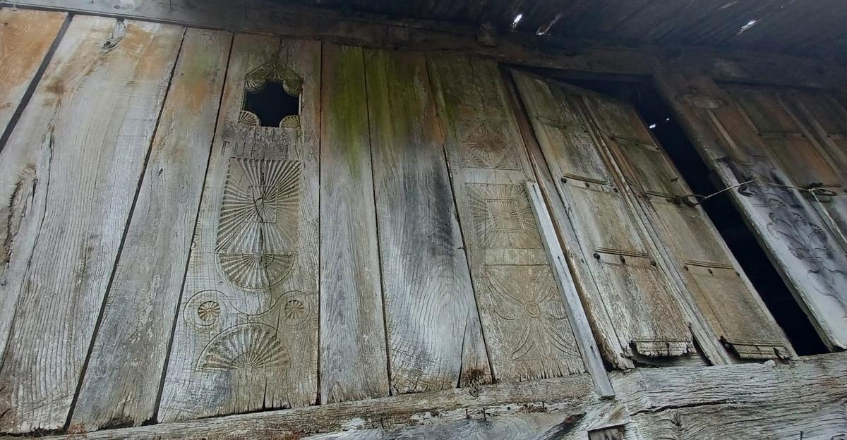 La "panera confesionario" de Ables, las singulares tallas de Llanera que cuentan más de 120 años