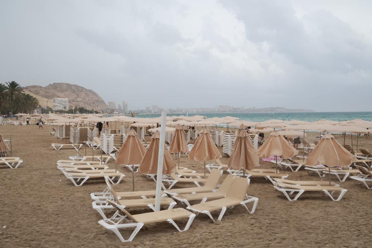 Así ha llegado la tormenta a la playa del Postiguet de Alicante